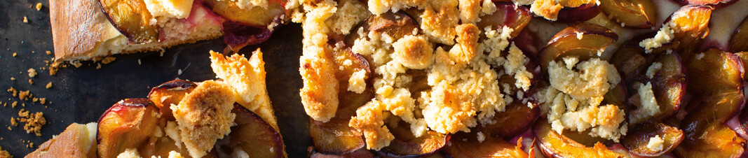     Plum cake with butter crumble 